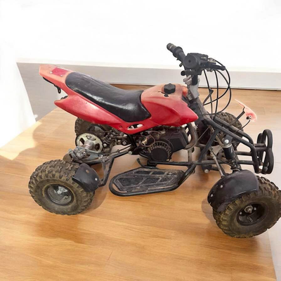 Líquido cuatri 50cc por falta de uso hace dos años está guardado sin arrancar 4 background