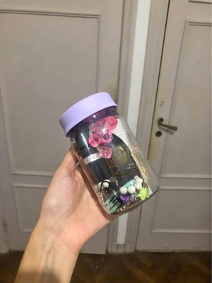 Frasco sorpresa de accesorios y maquillaje 💗 1 background