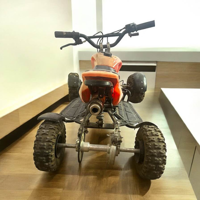 Líquido cuatri 50cc por falta de uso hace dos años está guardado sin arrancar 3 background