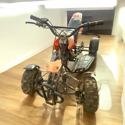 Líquido cuatri 50cc por falta de uso hace dos años está guardado sin arrancar 2 background