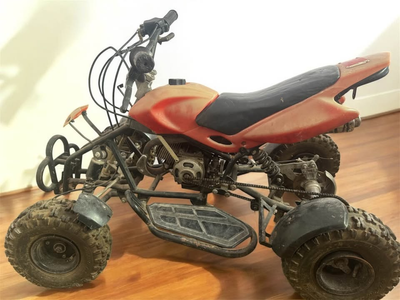 Líquido cuatri 50cc por falta de uso hace dos años está guardado sin arrancar 1 background